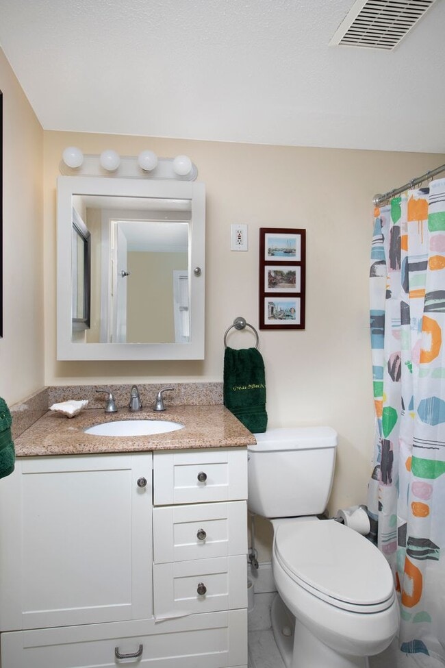 Building Photo - 1 Bedroom 1 Bathroom Furnished Condo pool view- 6 month Lease