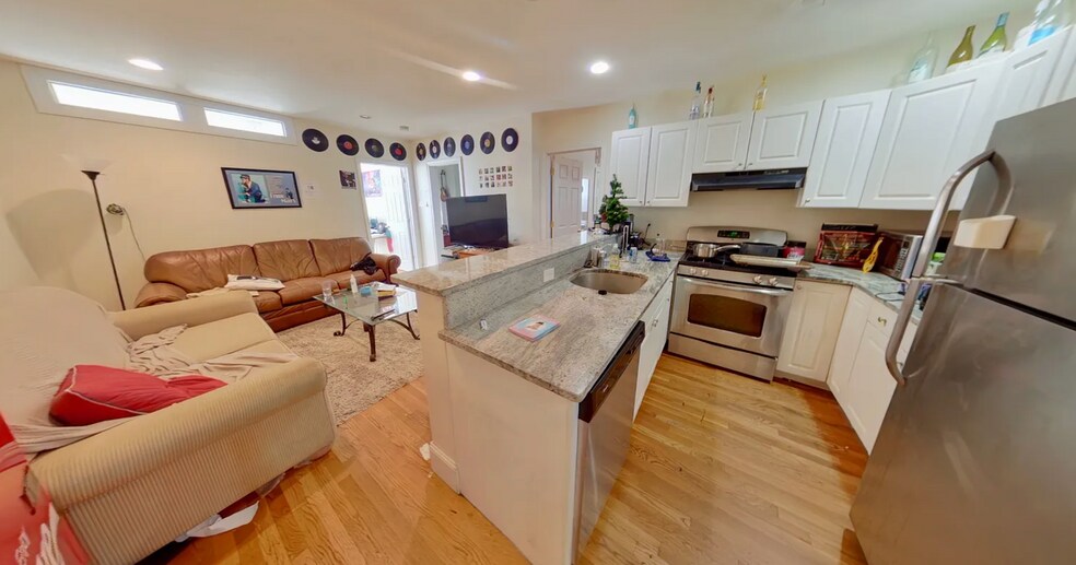 Building Photo - 62 Egmont