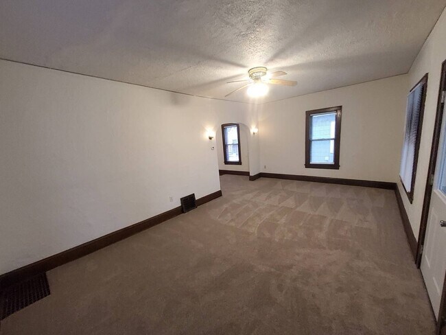 Building Photo - 373 Ahnaip Street