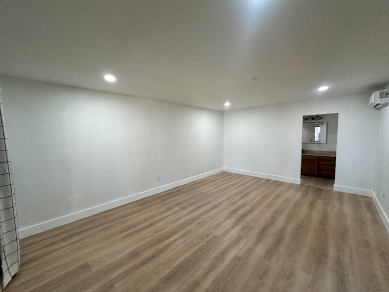 Building Photo - 1078 E White Mountain Blvd