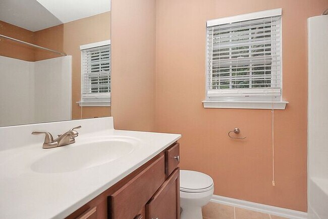 Building Photo - End Unit 3BD/2.5BA Townhome in Mill Creek!