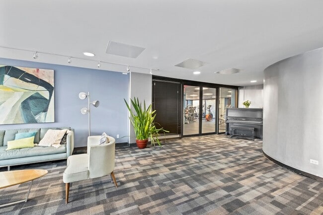 Building Photo - 4343 N Clarendon Ave