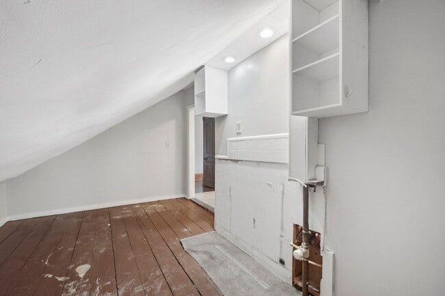 Building Photo - NEW LISTING -5 BEDROOM HOUSE!