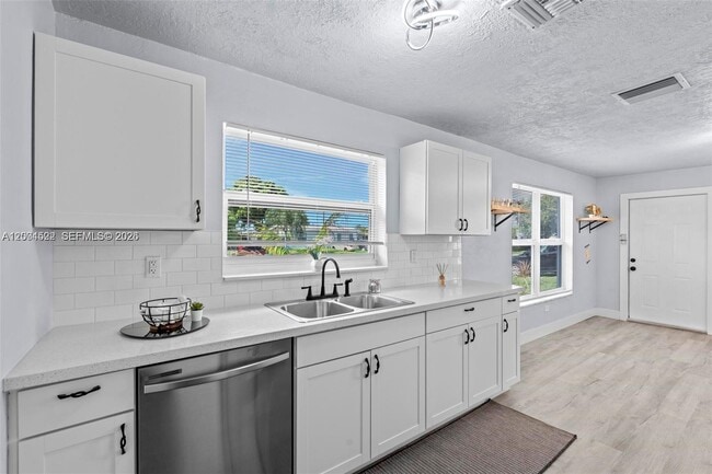 Building Photo - 5621 SW 38th Ct