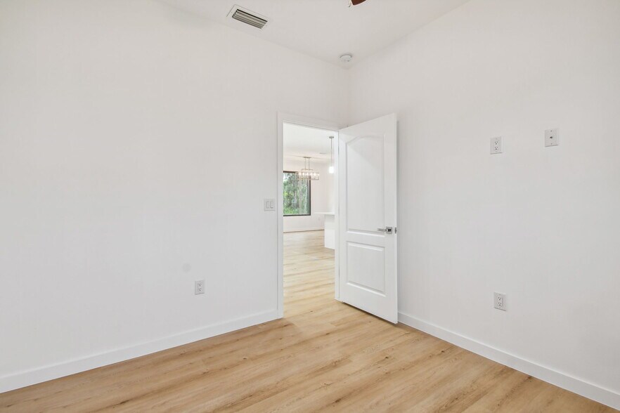 Building Photo - 406 Border St
