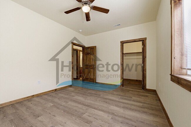 Building Photo - 2 Bedroom 1 Bathroom Home with a Single Car Garage Available in Blanchard!