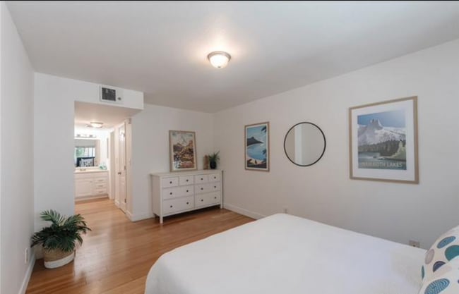 Building Photo - AWESOME 2 BEDROOM 2 BATH UNIT