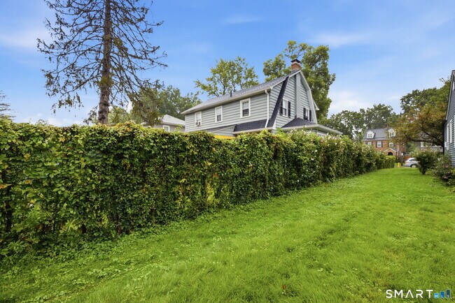 Building Photo - 332 Fern St