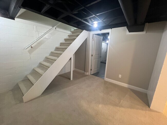 Building Photo - Renovated Spacious 4 Bedroom Home Available for Pre-Lease!