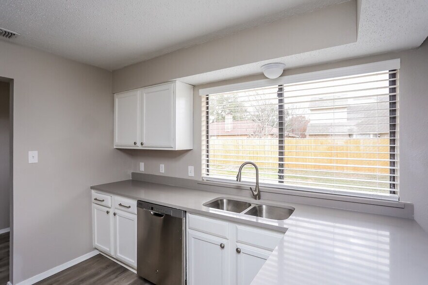 Building Photo - 2410 Bentley Dr