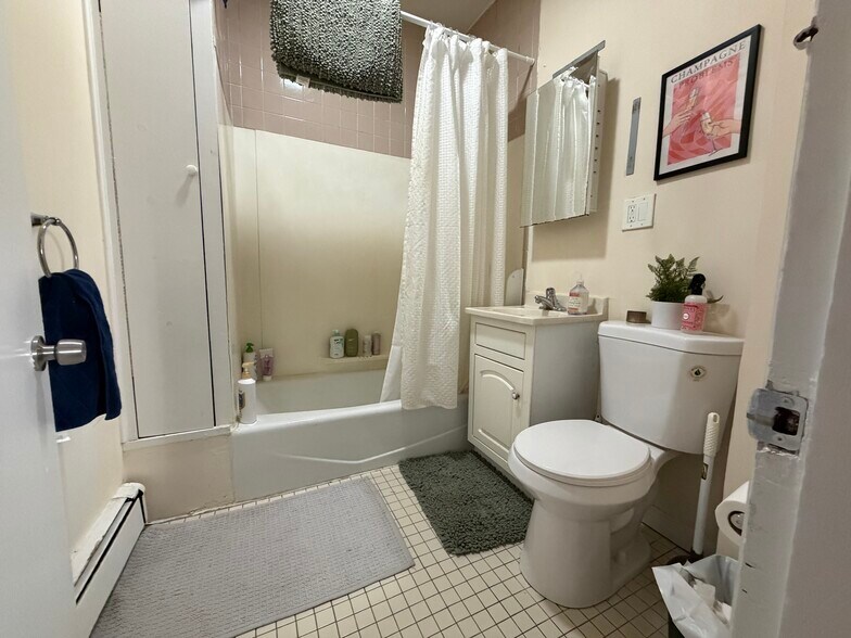 Building Photo - 68 Winchester St