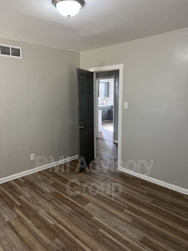 Building Photo - 2618 SE Adams St