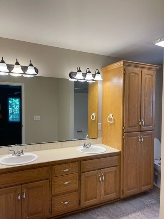 Building Photo - Southeast Home, Glendale Schools!