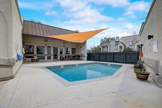 Building Photo - 935 La Posada Dr