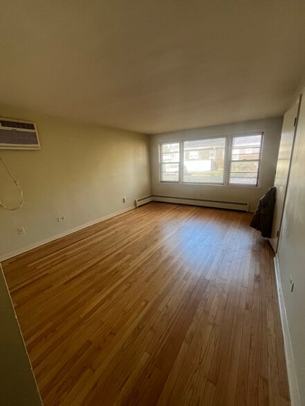 Building Photo - 2435 W 123rd St