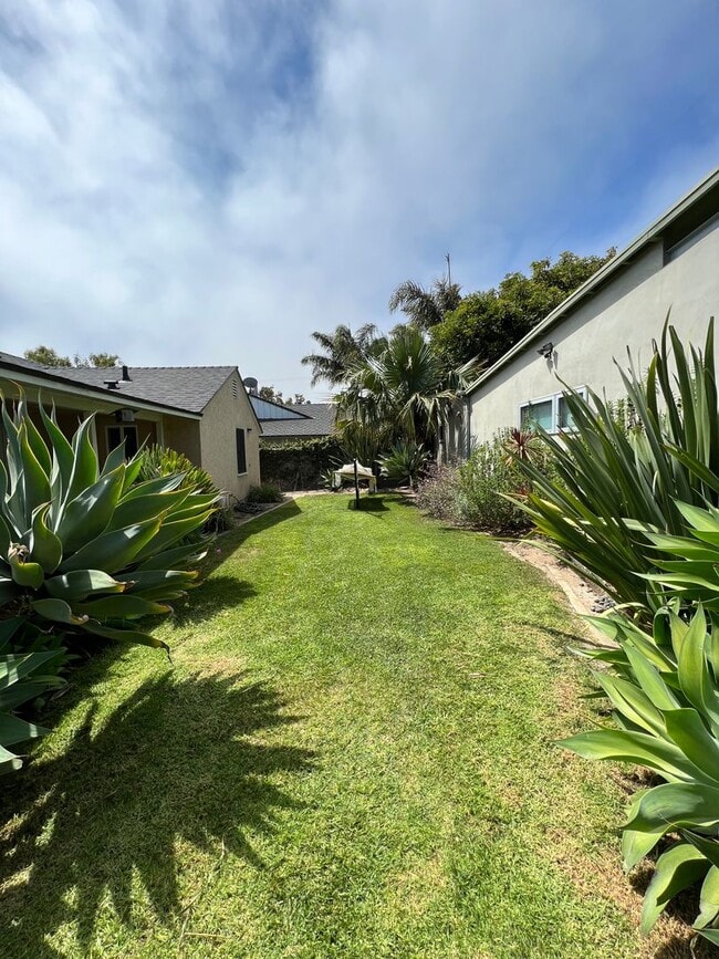 Building Photo - Mid Town Adorable Home!