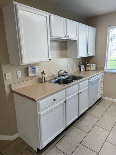 Building Photo - 1586 W Compass Pt Ln