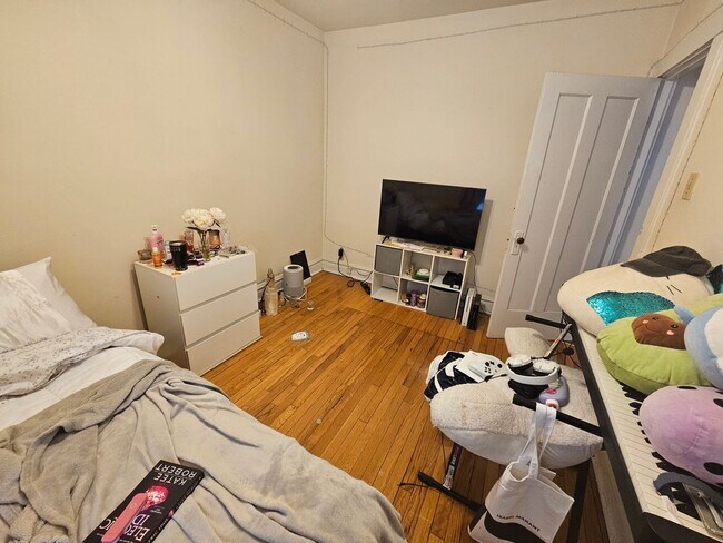 Building Photo - Lovely and Very Large Ravenswood Manor 1 BR