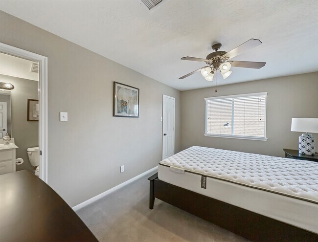 Building Photo - 8214 Garrison Point Dr