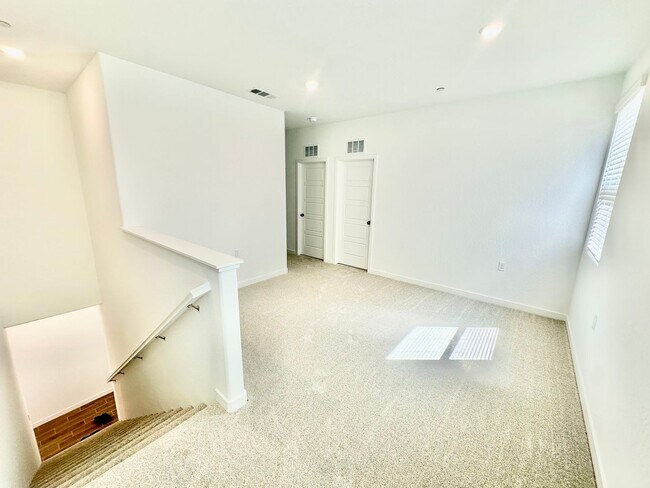 Building Photo - 878 Fruitwood Ave