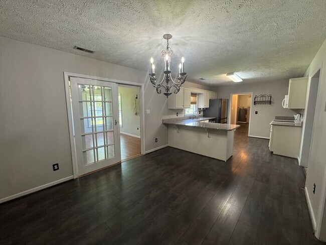 Building Photo - 4 bedroom 3 Bath Home