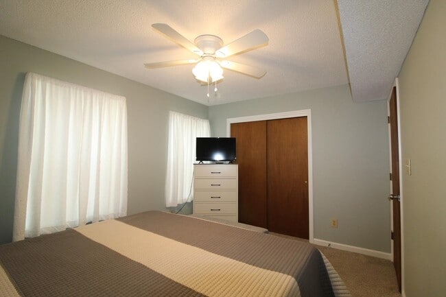 Building Photo - 922 Fairwood Lakes Dr