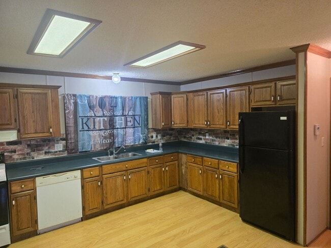 Building Photo - 3 Bdrm 2 bath Double Wide, large lot