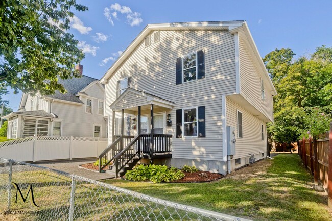 Building Photo - Newly Renovated Duplex Apt | All New Appliances + Off Street Parking