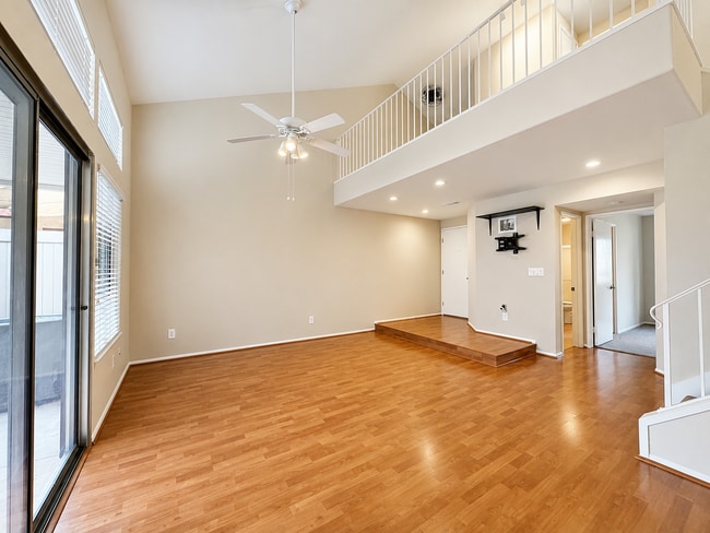 Building Photo - Beautiful 2 Bedroom Condo with fresh paint, flooring for Rent