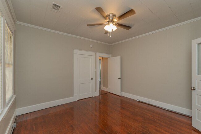 Building Photo - $1500 - 3 bed/1 bath house in Central Aven...