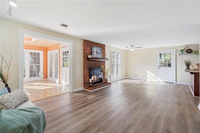 Building Photo - 2451 Warwick Cir NE