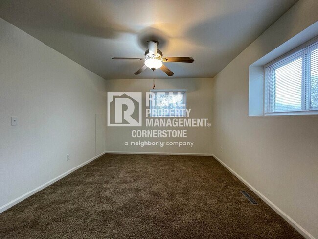 Building Photo - Updated & Inviting 2-Bedroom Townhome in Q...