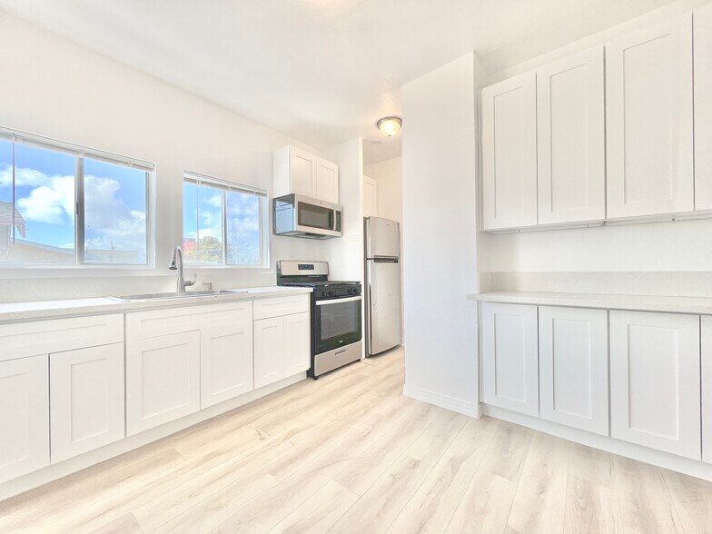 Building Photo - 707 W 48th St