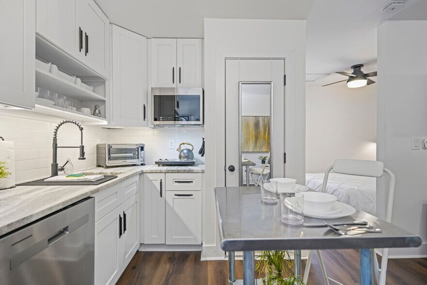 Building Photo - 975 Shadowridge Dr SE