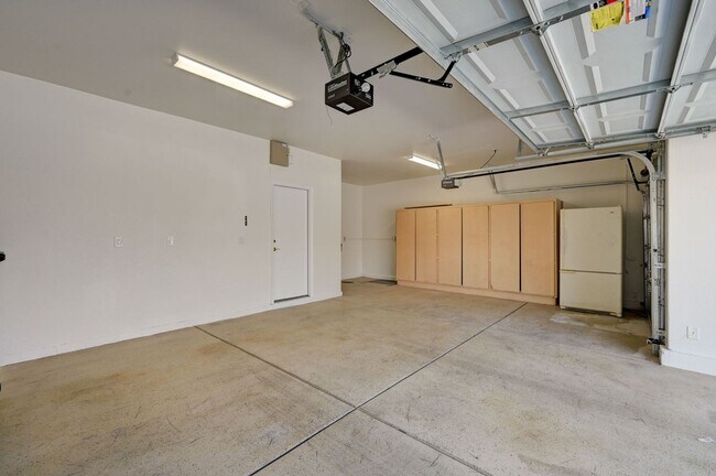 Building Photo - Beautiful 3 Bedroom Single Story Home in A...