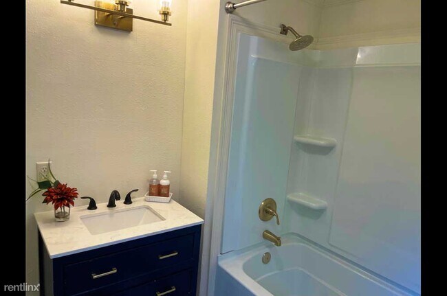 Building Photo - 4 br, 2 bath House - 122 Montague Street
