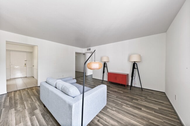 Building Photo - 361 N Post Oak Ln