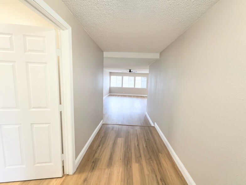 Building Photo - 1302 La Salle Dr