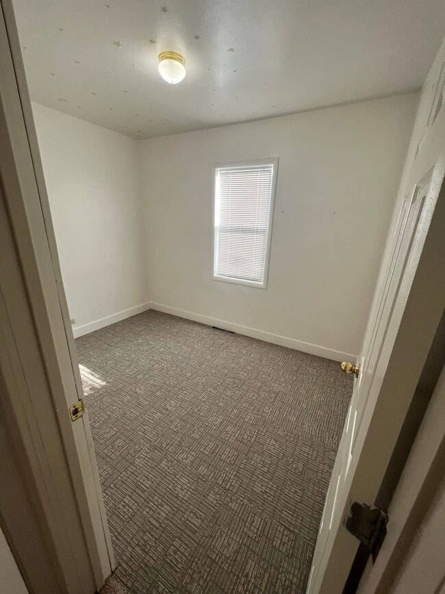 Building Photo - Charming 3 Bedroom Home with Garage