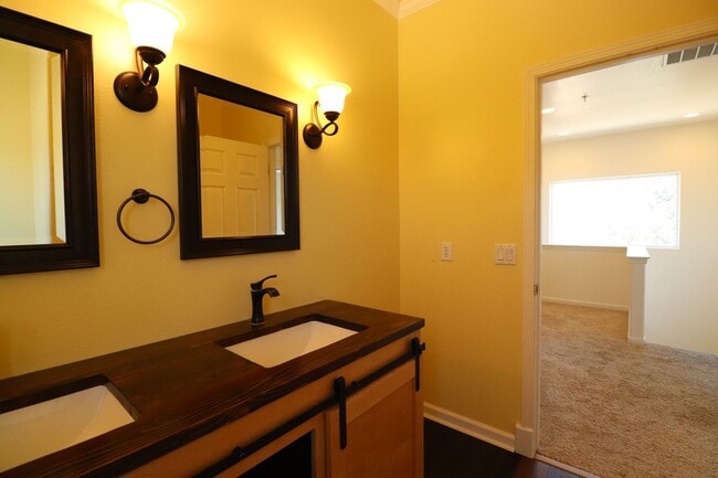 Building Photo - Beautiful Templeton Home