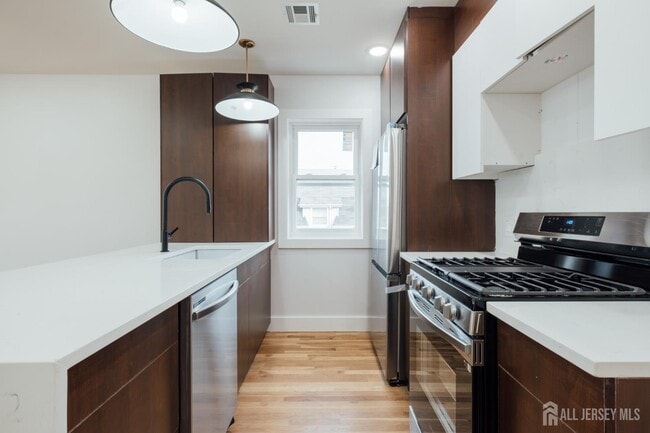 Building Photo - 90 Hollywood Ave