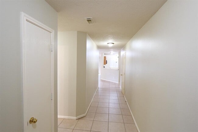 Building Photo - 23135 N Waterlake Dr