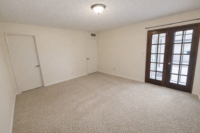 Building Photo - 784 W 37th St