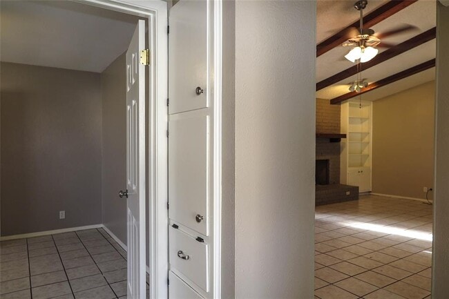 Building Photo - 308 Golden Oaks Dr