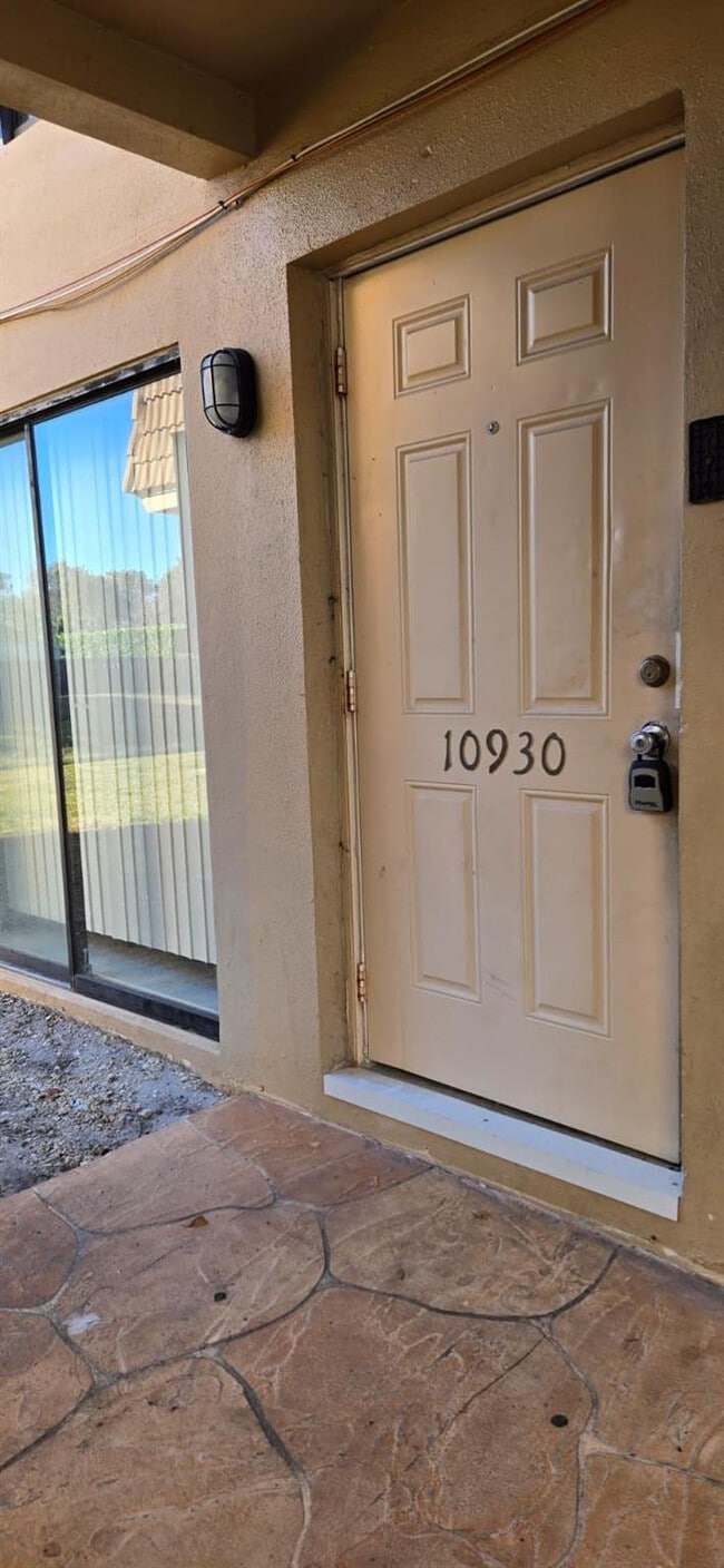 Building Photo - 10930 Royal Palm Blvd