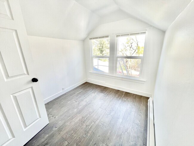 Building Photo - Gorgeous Remodeled 2 Bed, 1 Bath on South Hill!