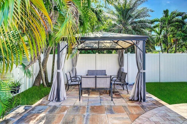 Building Photo - 1228 Johnson St