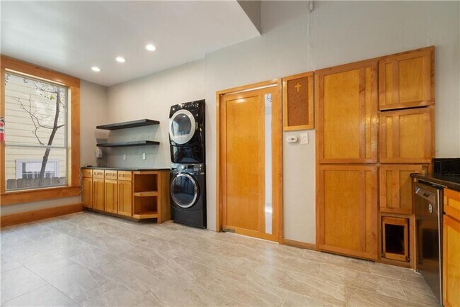 Building Photo - FULLY REMODELED  bedroom 7 baths