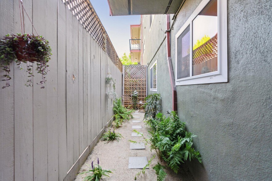 Building Photo - 6211 Telegraph Ave