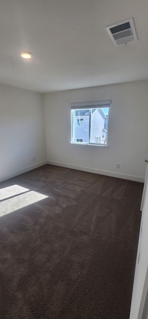 Building Photo - Newer home in Sparks!